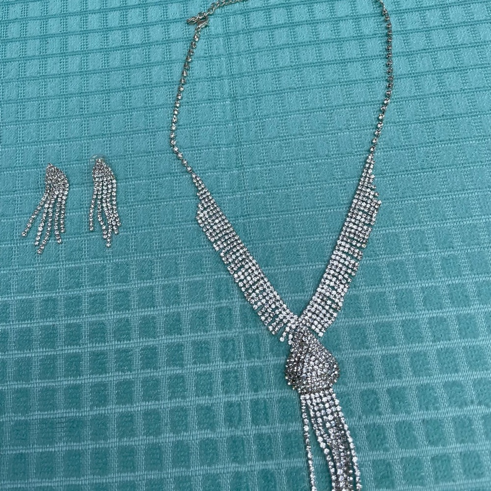 Stunning costume earings and necklace set